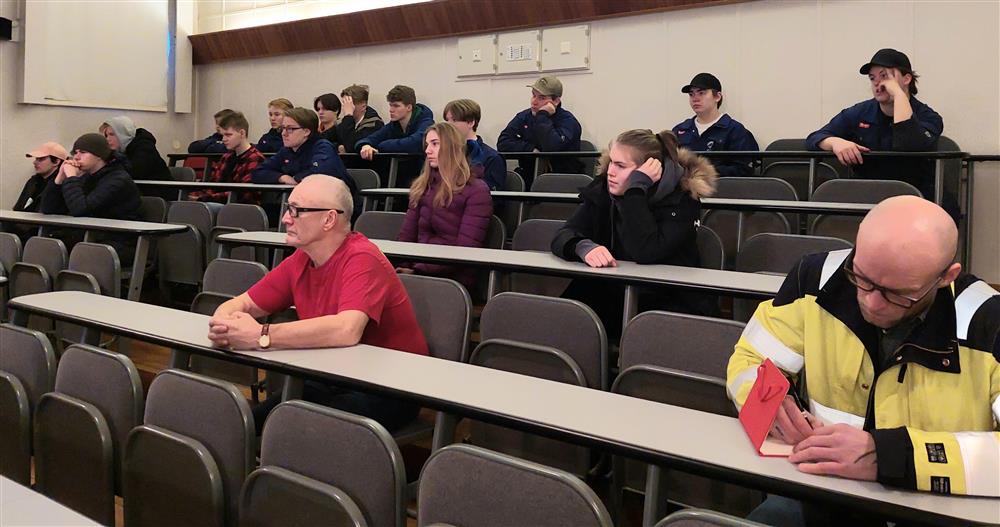To klasser med VG1 teknologi- og industrifag sitter i auditorium og følger foredrag sammen med lærerne sine. - Klikk for stort bilde