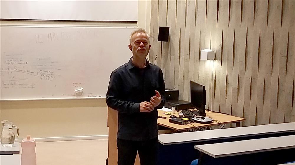 Forfatter Tore Renberg står og snakker med elever fra Narvik vgs studiested Solhaugen. - Klikk for stort bilde