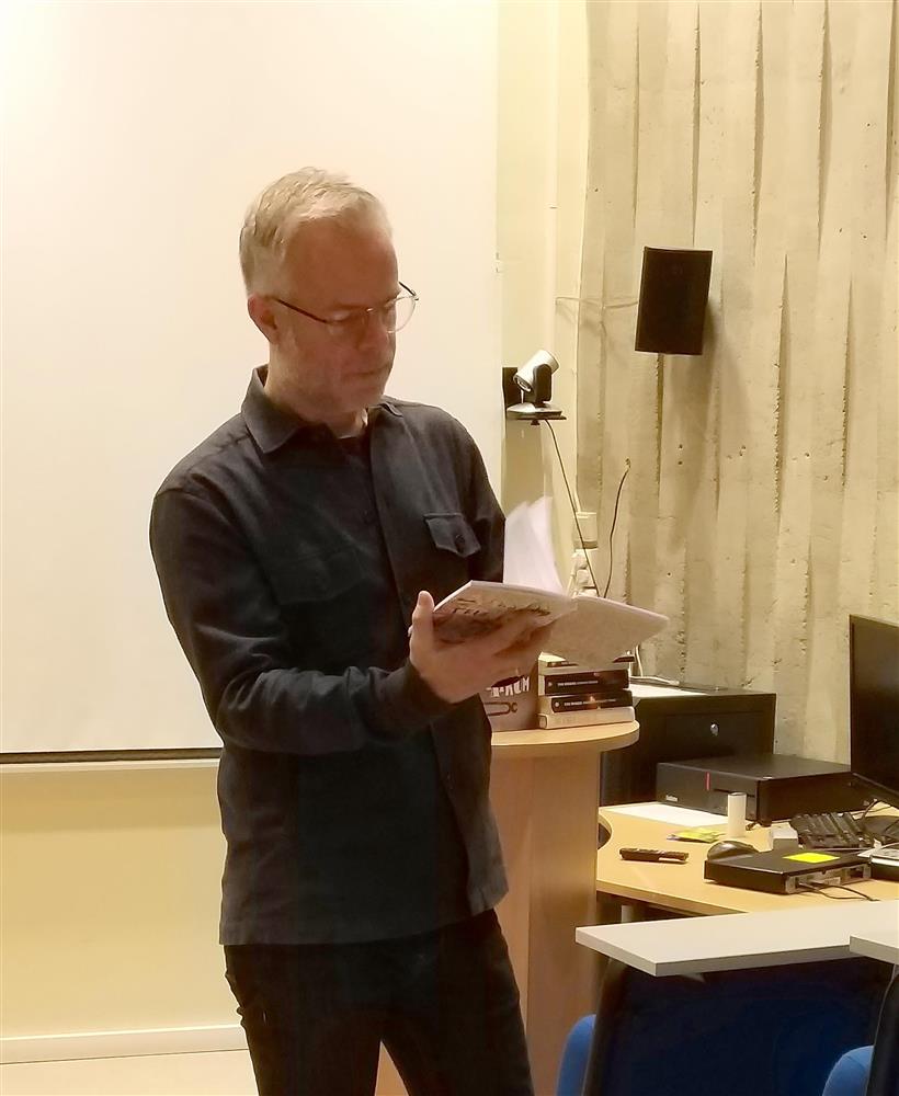 Tore Renberg leser høyt fra en av bøkene sine. - Klikk for stort bilde