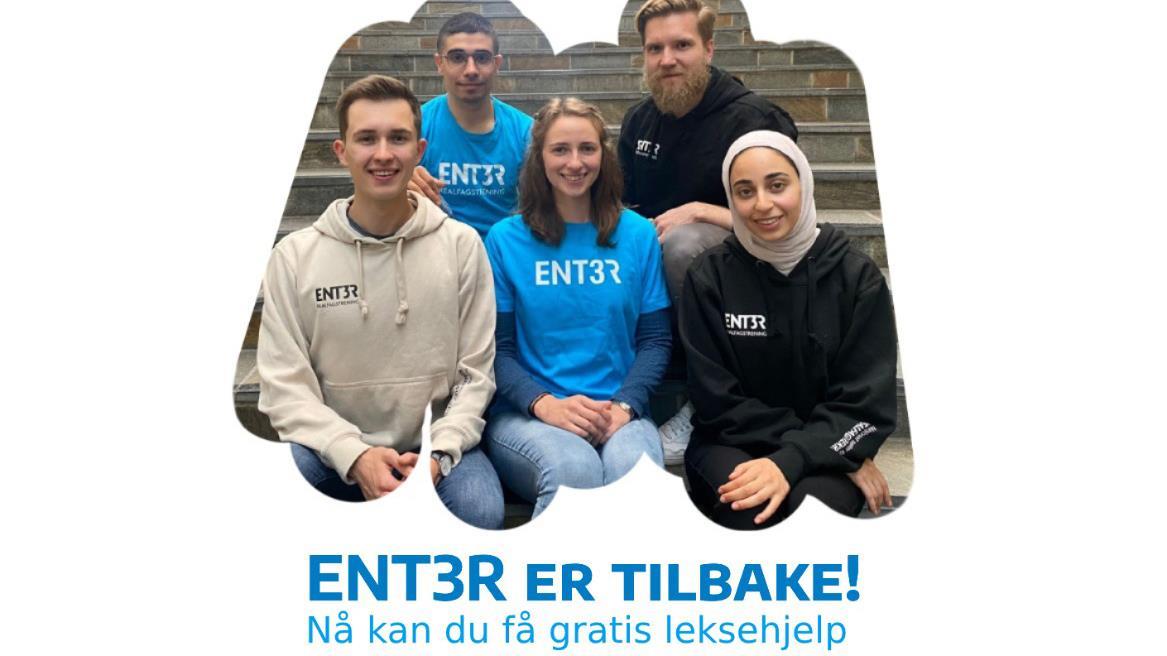 Fem universitetsstudenter poserer med Ent3r logo på klærne. Tekst under: Ent3r er tilbake! Nå kan du få gratis leksehjelp - Klikk for stort bilde